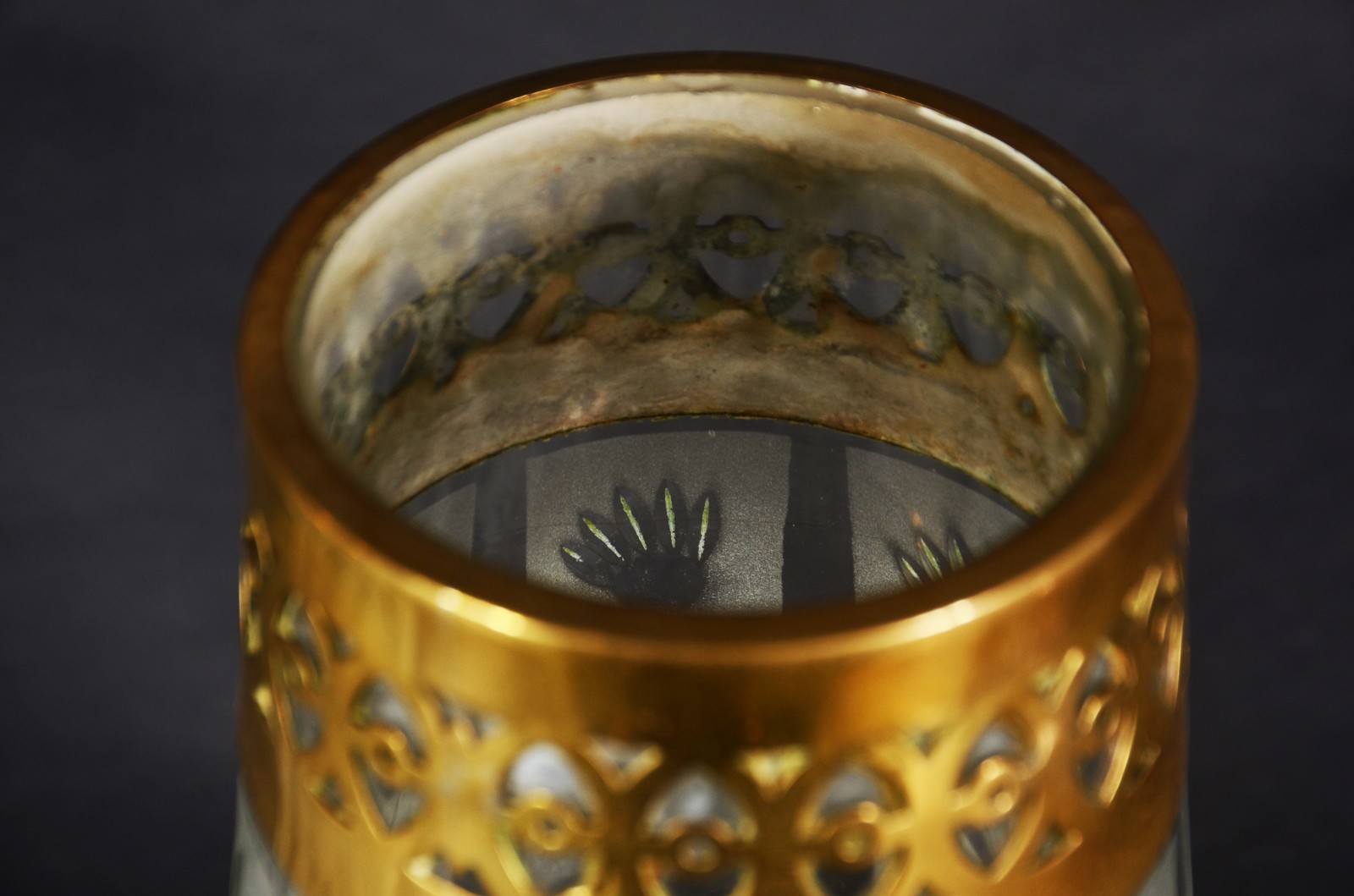 Par de vasos de vidro fosco guarnecido de metal dourado com vazados. - foto 6 de 8