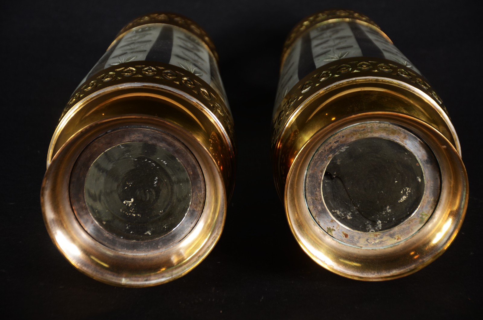 Par de vasos de vidro fosco guarnecido de metal dourado com vazados. - foto 7 de 8