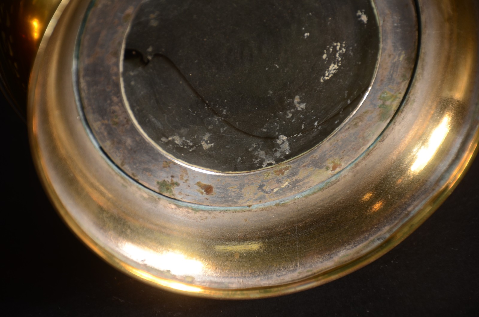 Par de vasos de vidro fosco guarnecido de metal dourado com vazados. - foto 8 de 8