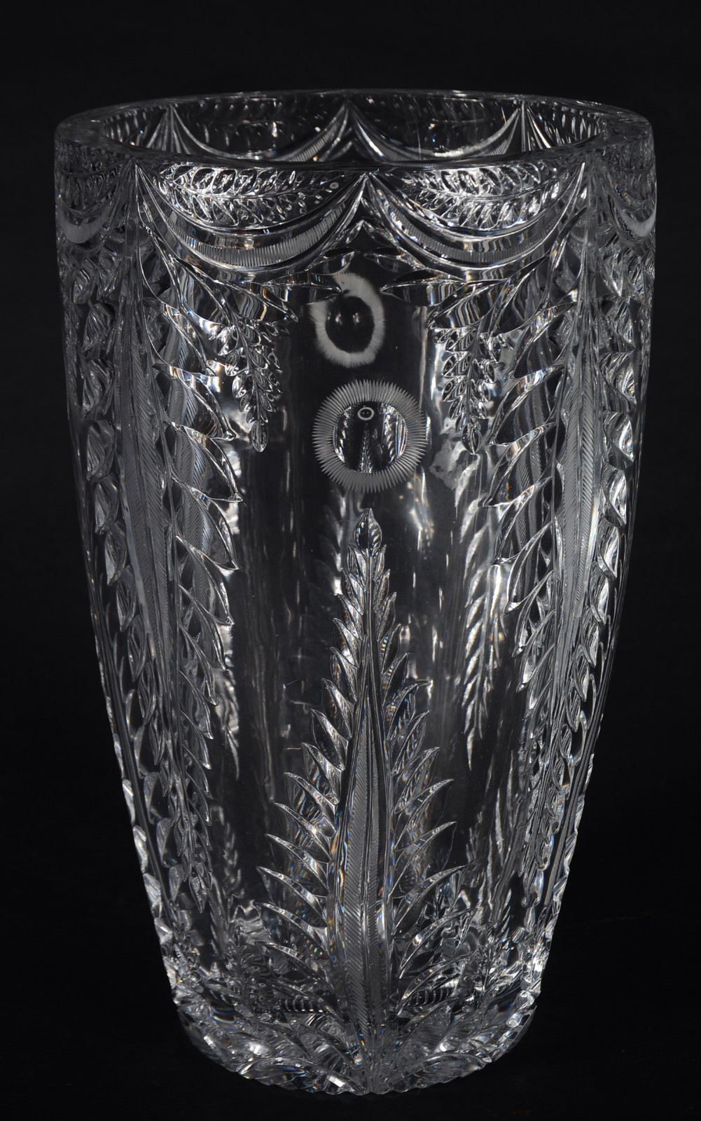 Vaso de cristal europeu lapidado. - foto 1 de 10