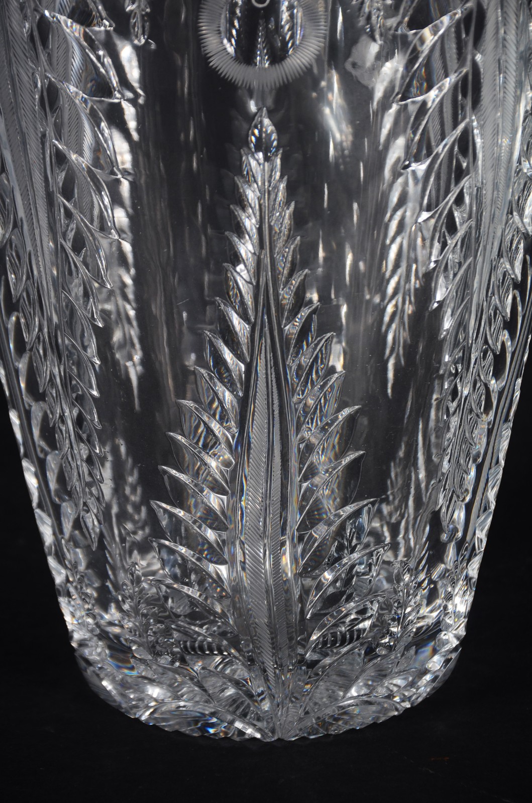 Vaso de cristal europeu lapidado. - foto 2 de 10