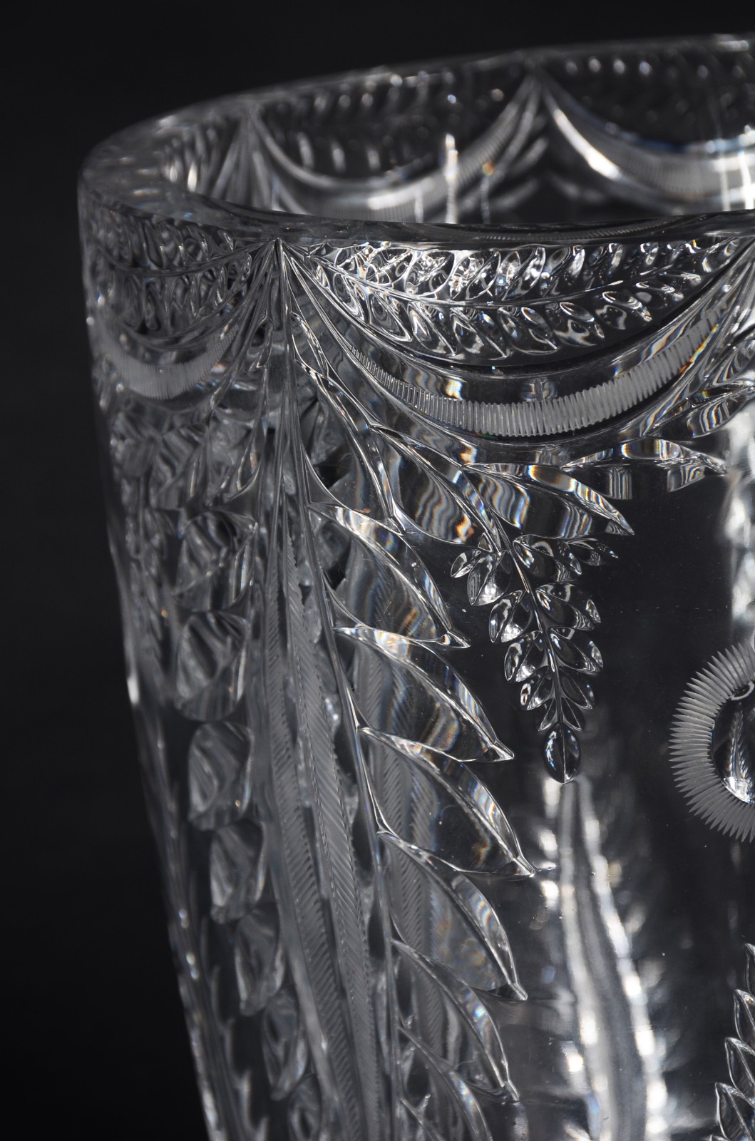 Vaso de cristal europeu lapidado. - foto 7 de 10