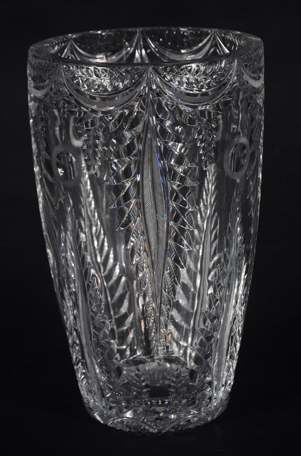 Vaso de cristal europeu lapidado. - foto 9 de 10