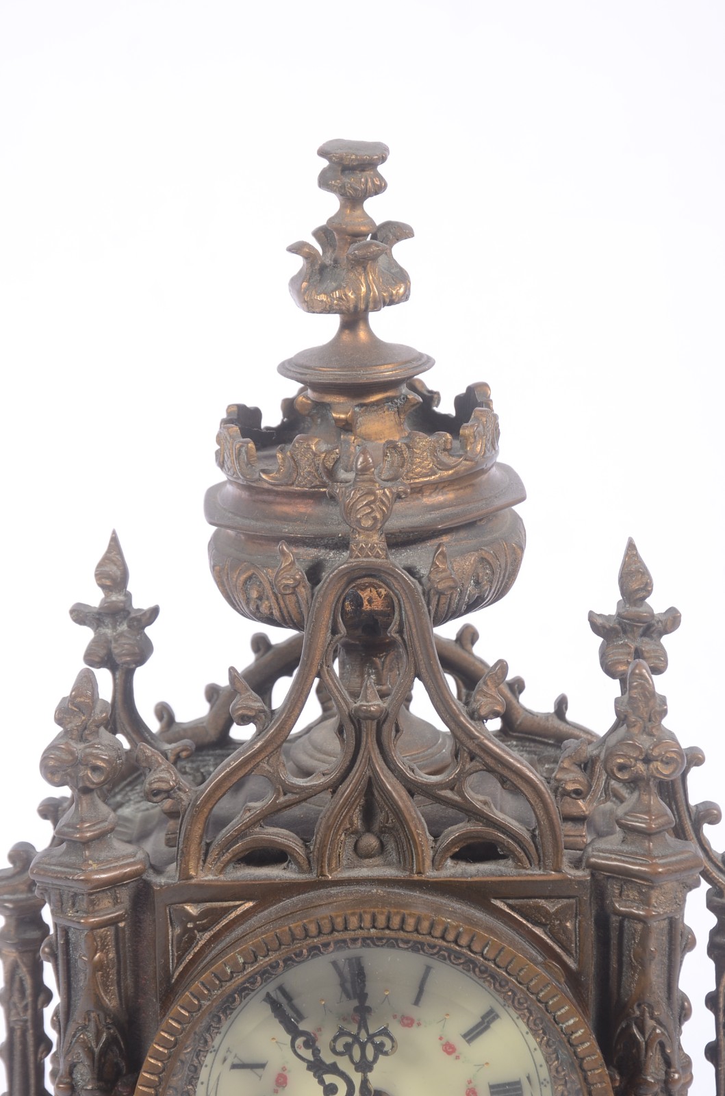 Relógio de mesa de bronze decorado com guirlandas florais, mostrador... - foto 3 de 8