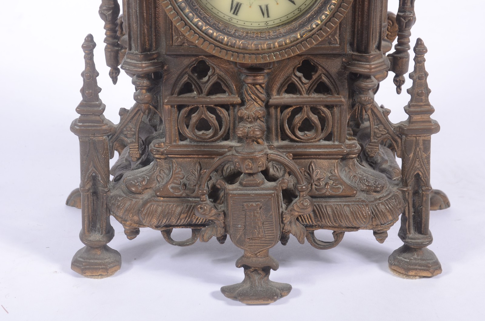 Relógio de mesa de bronze decorado com guirlandas florais, mostrador... - foto 4 de 8