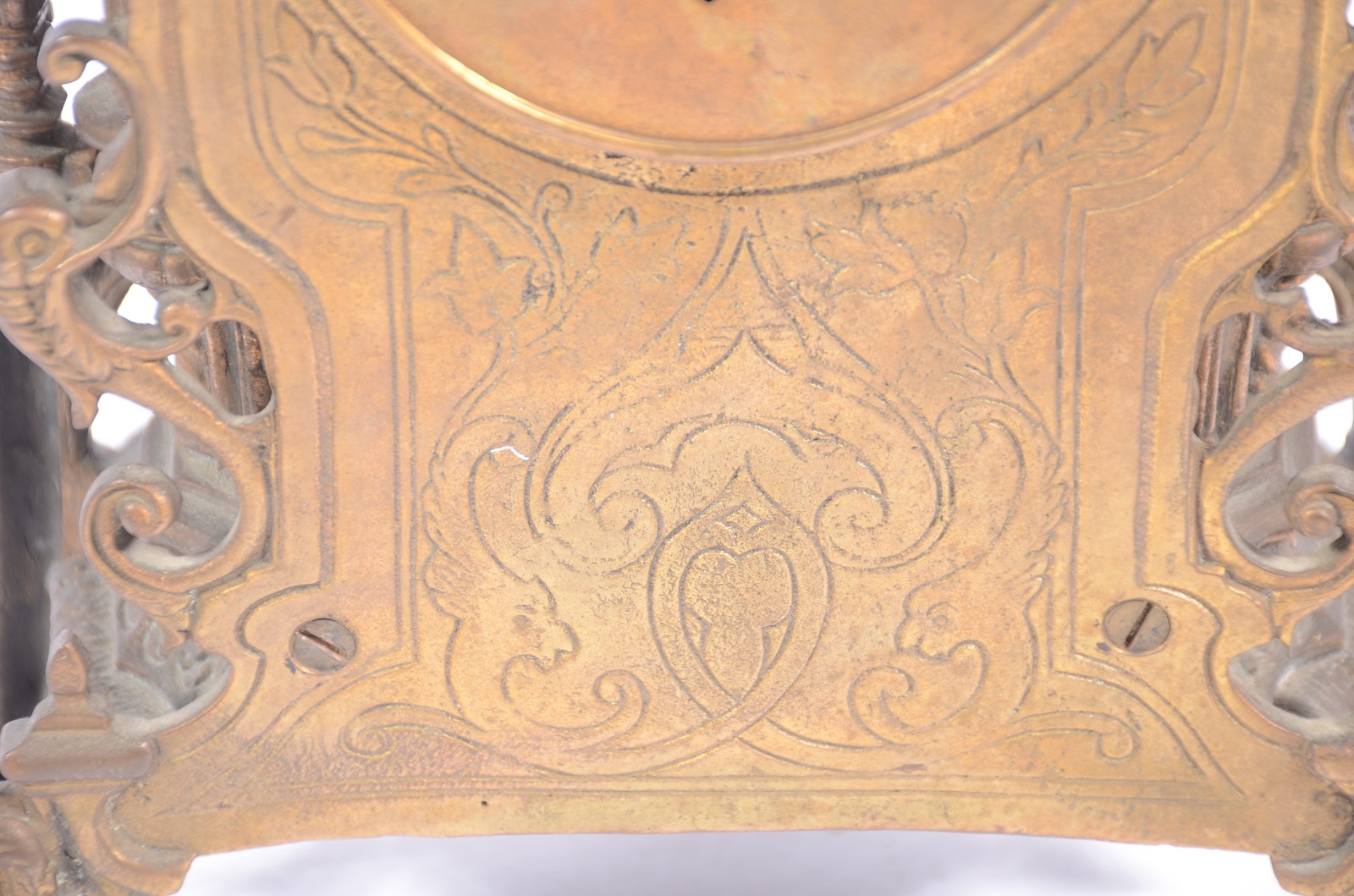 Relógio de mesa de bronze decorado com guirlandas florais, mostrador... - foto 7 de 8