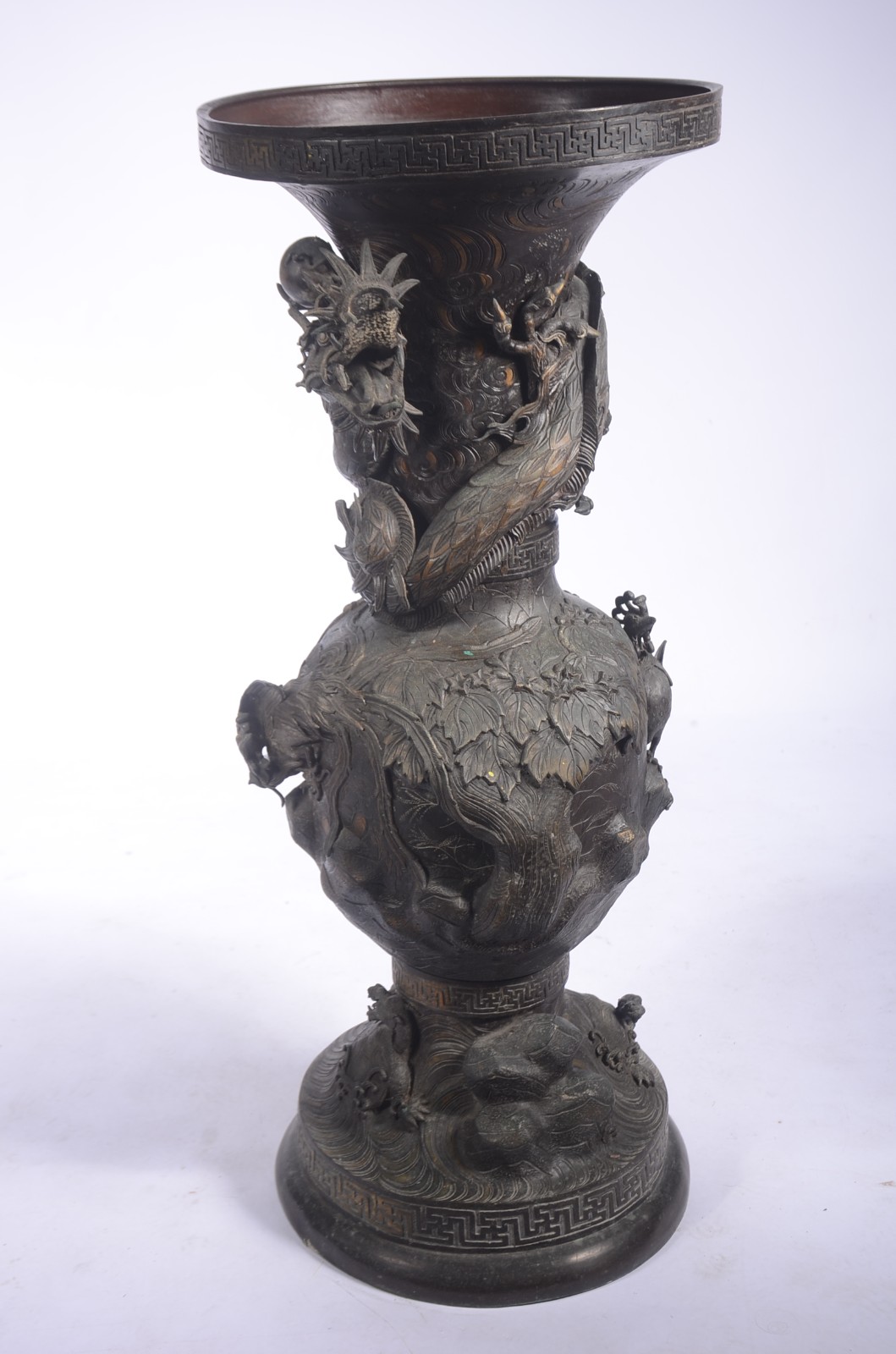 Grande vaso de metal oriental, borda decorada com gregas e corpo com... - foto 1 de 9