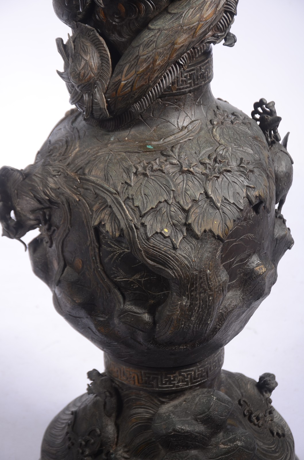 Grande vaso de metal oriental, borda decorada com gregas e corpo com... - foto 2 de 9