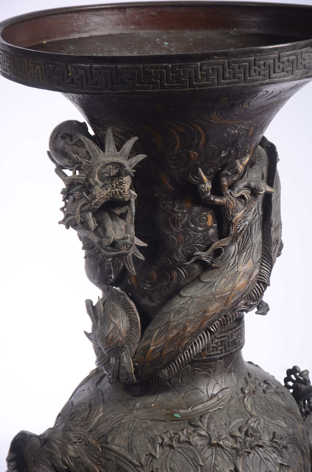 Grande vaso de metal oriental, borda decorada com gregas e corpo com... - foto 3 de 9