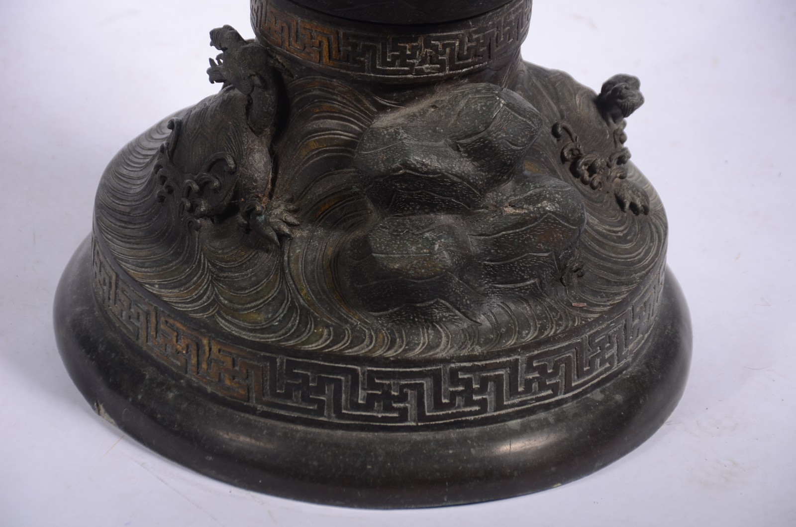 Grande vaso de metal oriental, borda decorada com gregas e corpo com... - foto 4 de 9