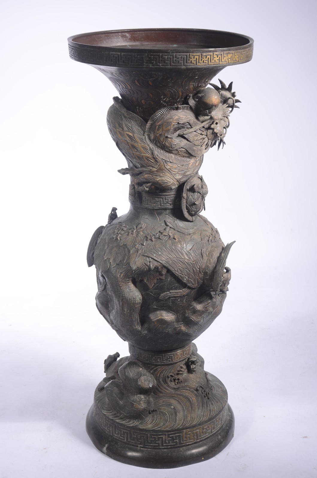Grande vaso de metal oriental, borda decorada com gregas e corpo com... - foto 5 de 9