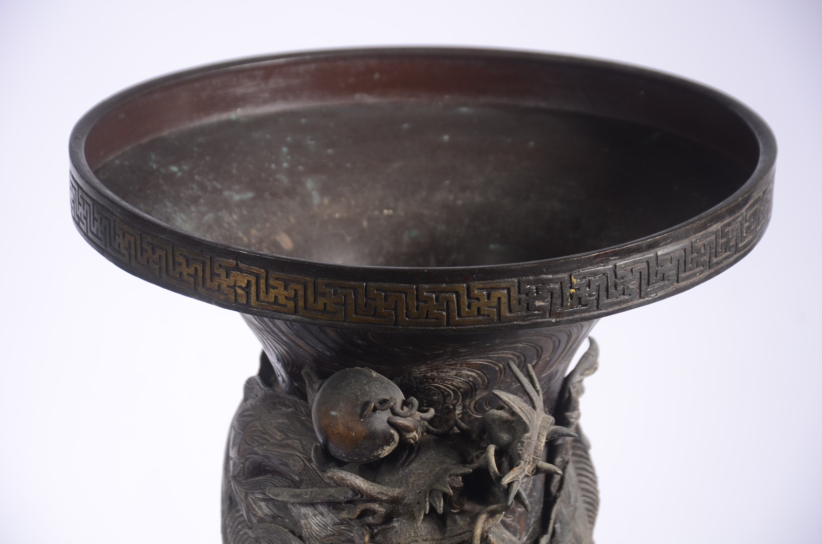 Grande vaso de metal oriental, borda decorada com gregas e corpo com... - foto 6 de 9