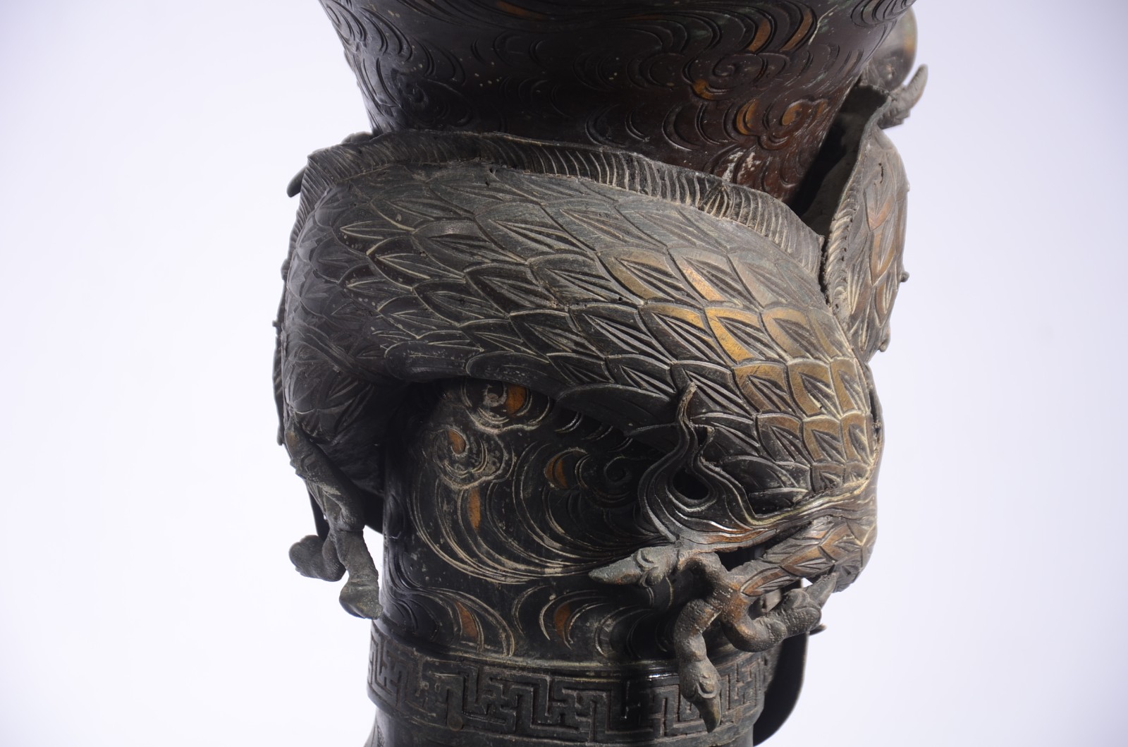 Grande vaso de metal oriental, borda decorada com gregas e corpo com... - foto 9 de 9