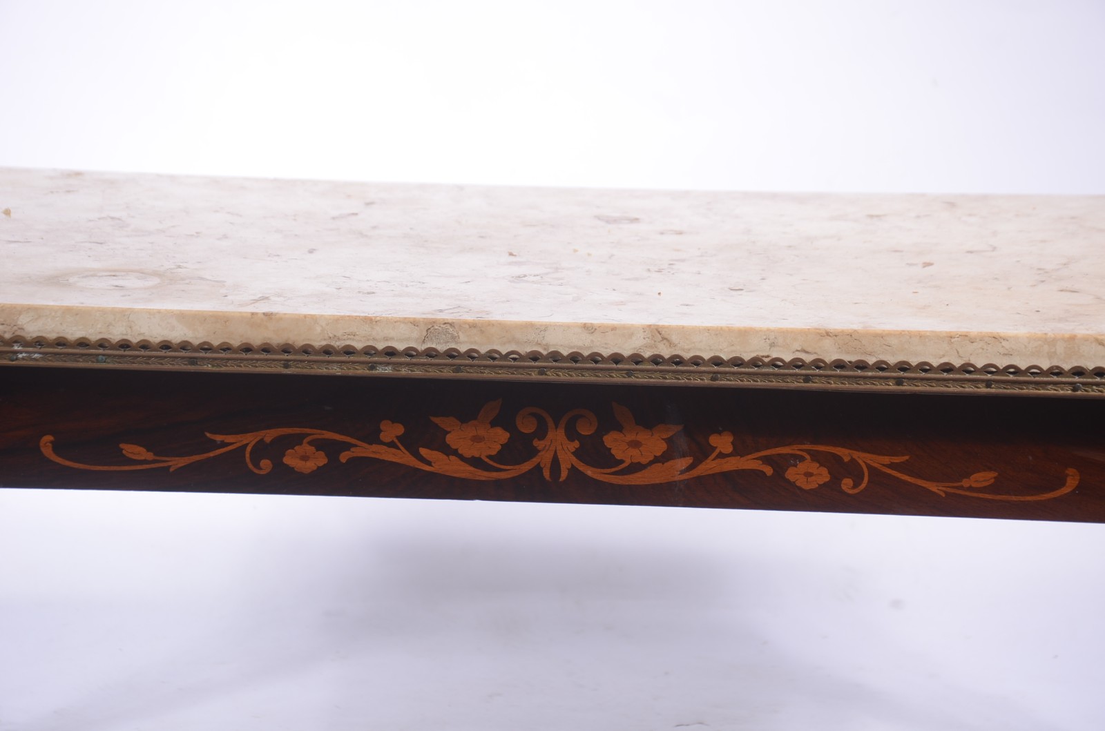 Mesa de centro de madeira nobre com marqueterie floral, tampo de... - foto 4 de 8