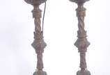 Par de abatjures/tocheiros de metal com cúpulas... - Par de abatjures/tocheiros de metal com cúpulas. Cúpulas com desgastes.