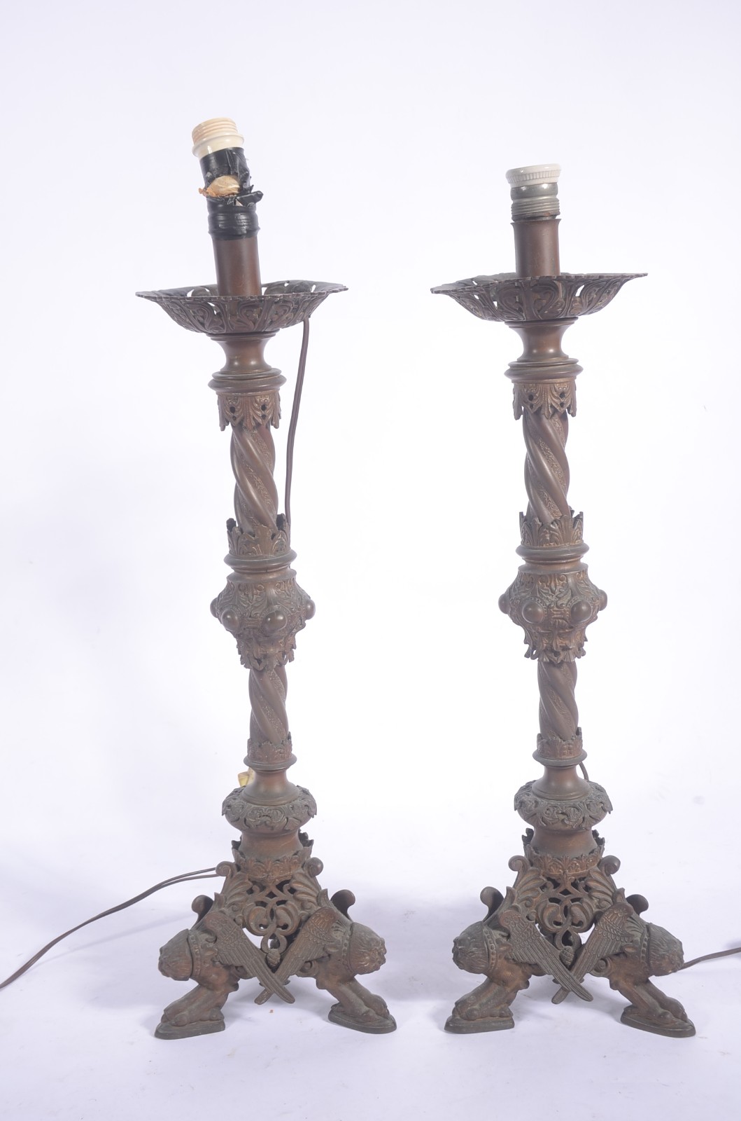 Par de abatjures/tocheiros de metal com cúpulas. Cúpulas com... - foto 3 de 9