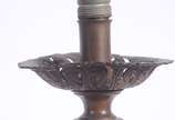 Par de abatjures/tocheiros de metal com cúpulas... - Par de abatjures/tocheiros de metal com cúpulas. Cúpulas com desgastes.