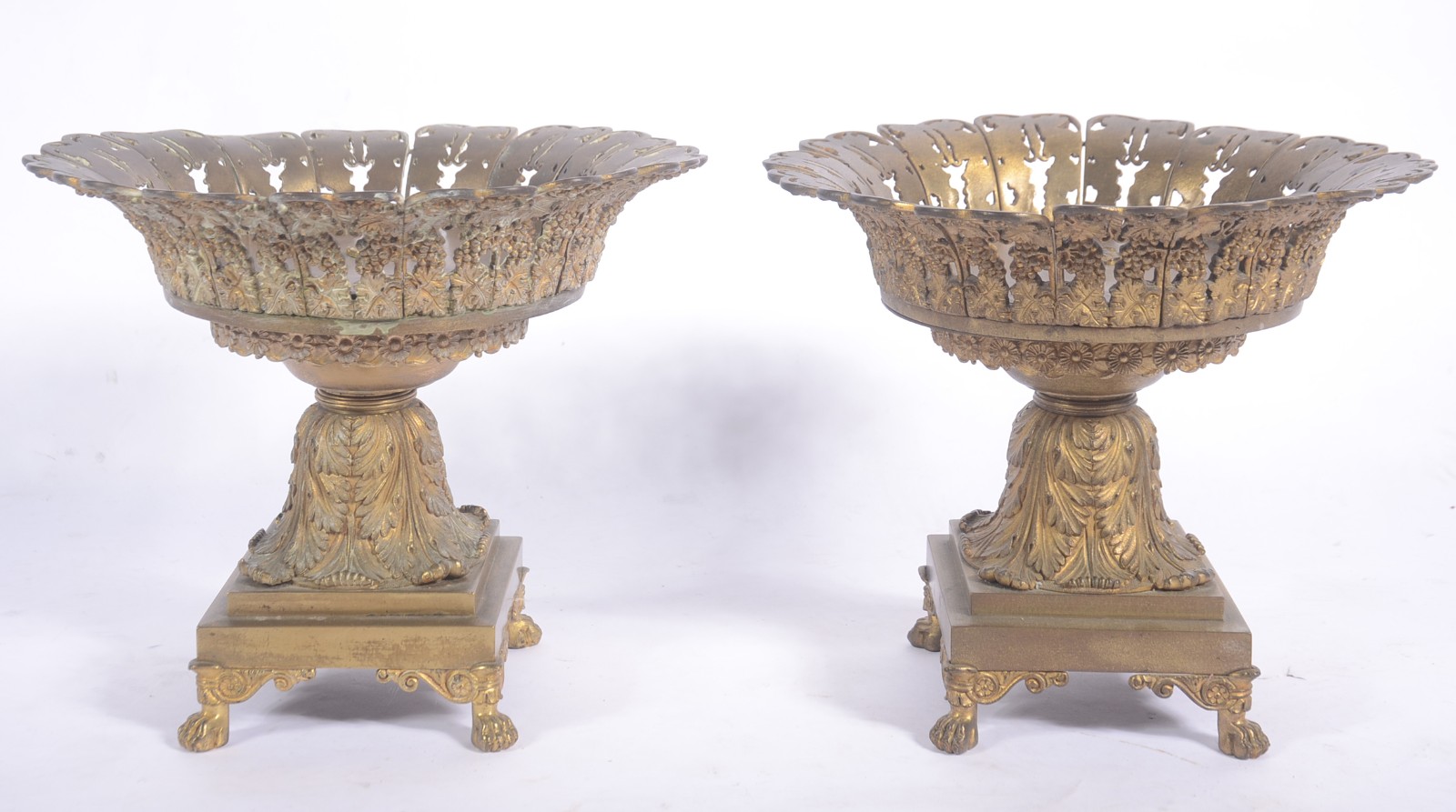 Par de fruteiras de bronze decoradas com folhagens em relevo e... - foto 1 de 6