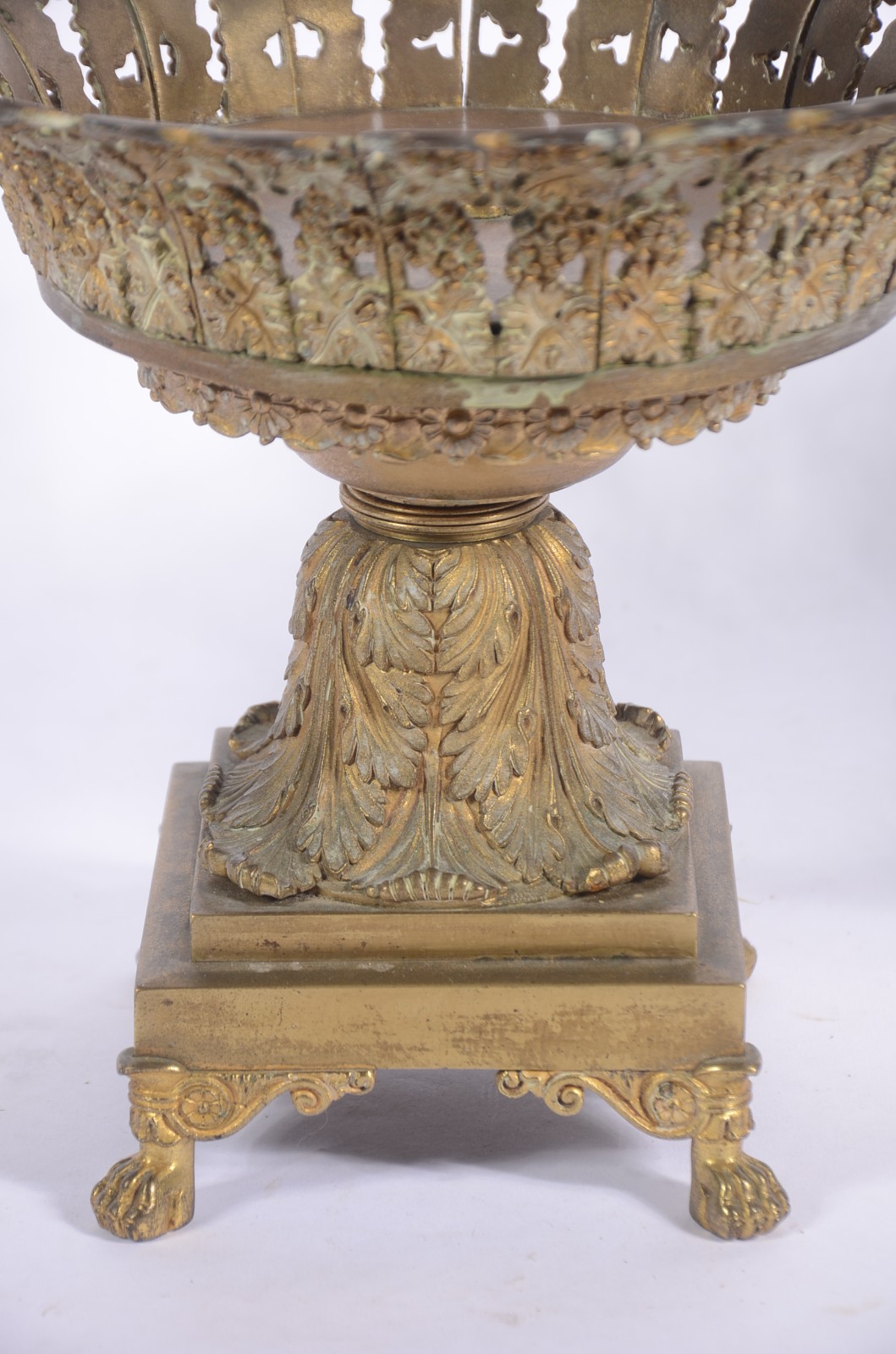Par de fruteiras de bronze decoradas com folhagens em relevo e... - foto 2 de 6