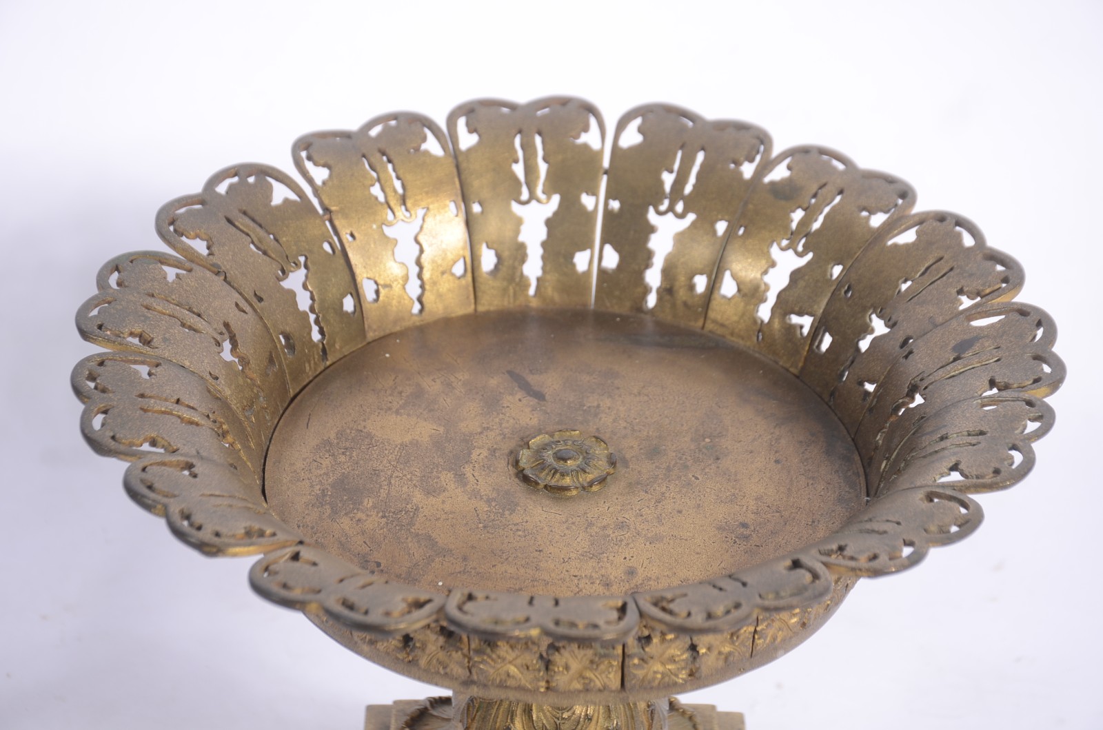 Par de fruteiras de bronze decoradas com folhagens em relevo e... - foto 3 de 6
