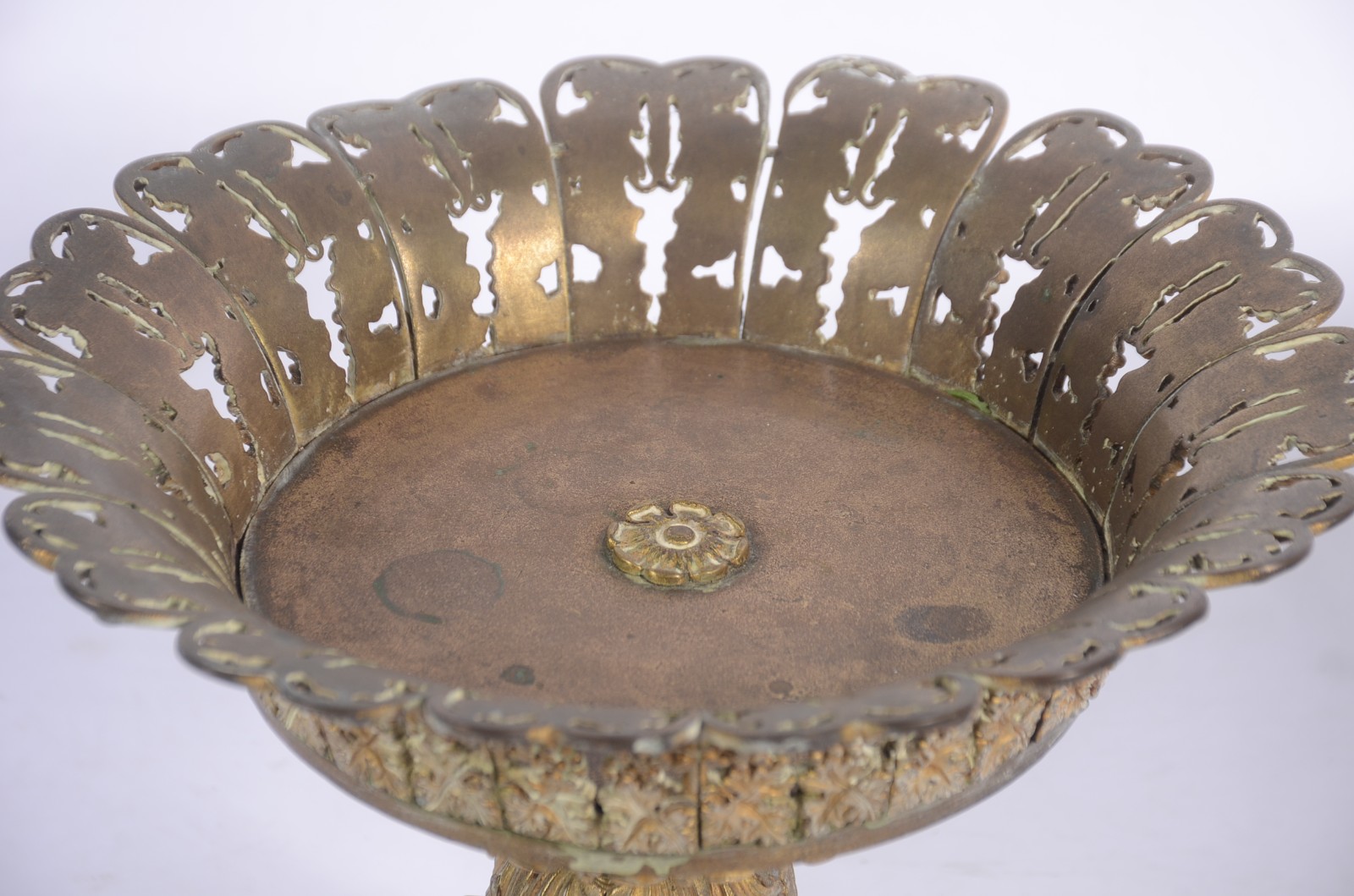 Par de fruteiras de bronze decoradas com folhagens em relevo e... - foto 5 de 6