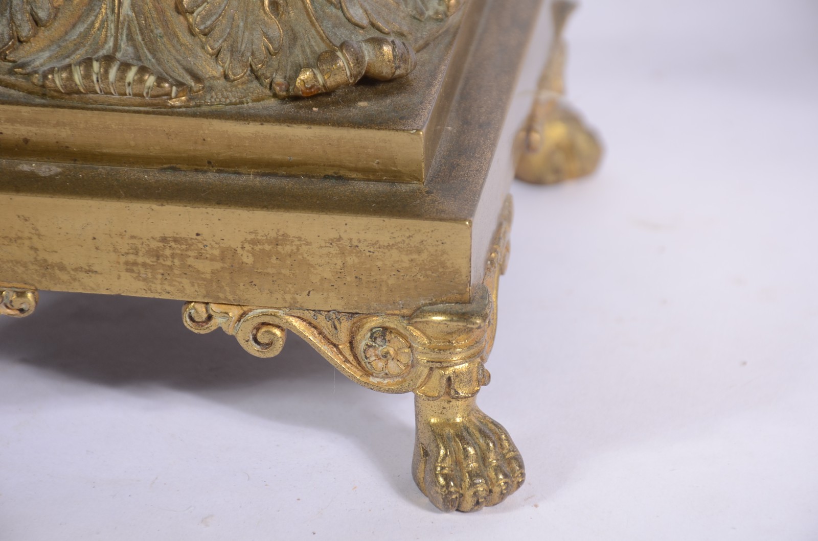 Par de fruteiras de bronze decoradas com folhagens em relevo e... - foto 6 de 6
