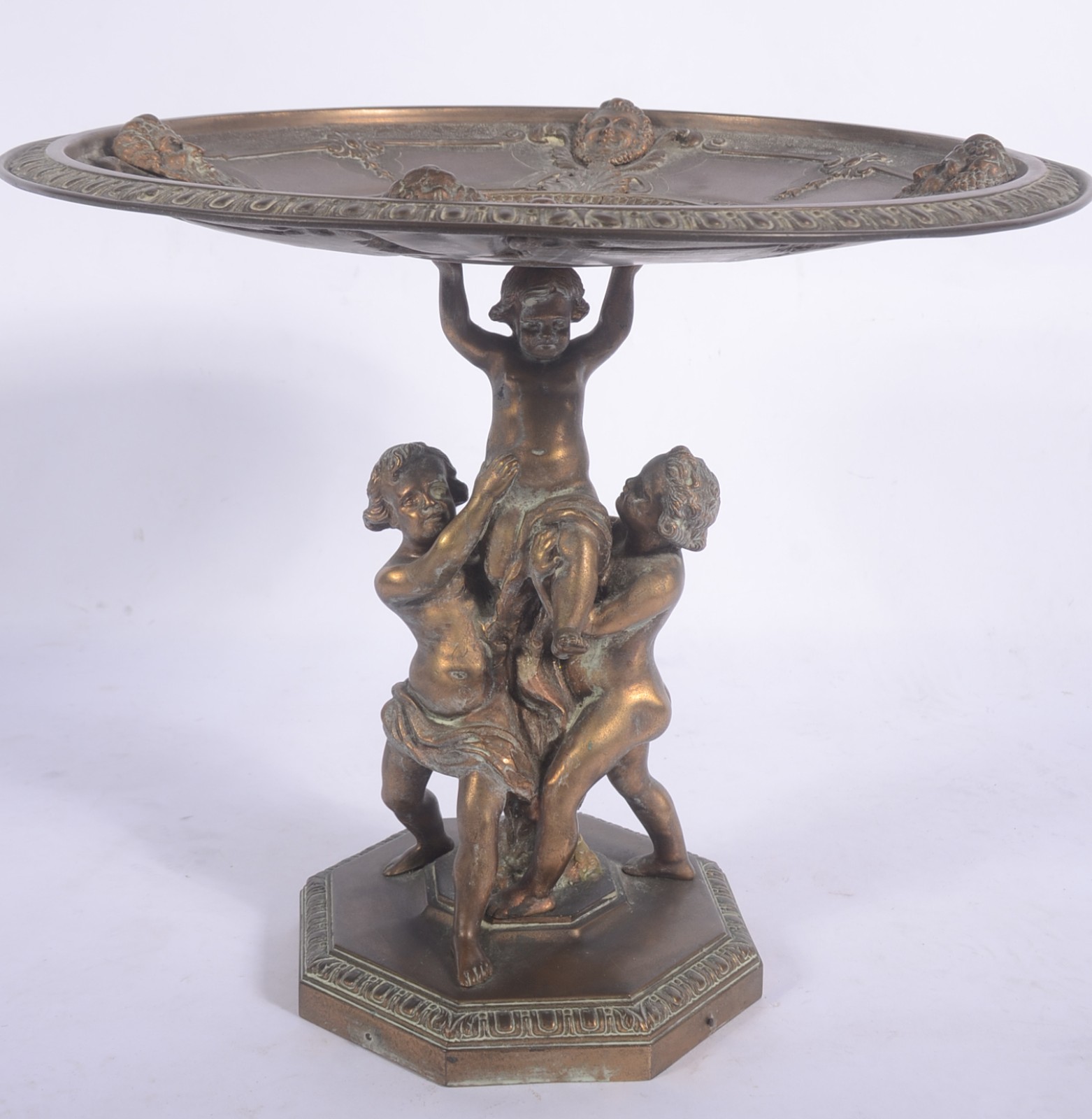 Centro de mesa/fruteira de bronze, base decorada com figuras de... - foto 1 de 7