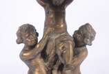 Centro de mesa/fruteira de bronze, base decorad... - Centro de mesa/fruteira de bronze, base decorada com figuras de "Pucci" sustentando o prato trabalhado com rostos e folhagens rem relevo.