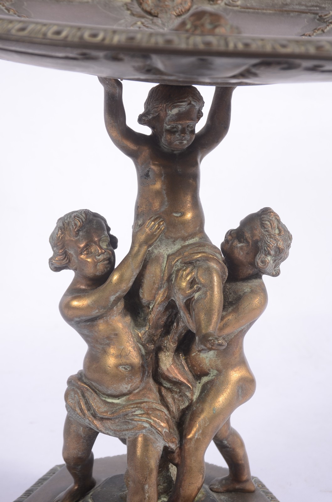 Centro de mesa/fruteira de bronze, base decorada com figuras de... - foto 3 de 7