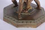 Centro de mesa/fruteira de bronze, base decorad... - Centro de mesa/fruteira de bronze, base decorada com figuras de "Pucci" sustentando o prato trabalhado com rostos e folhagens rem relevo.
