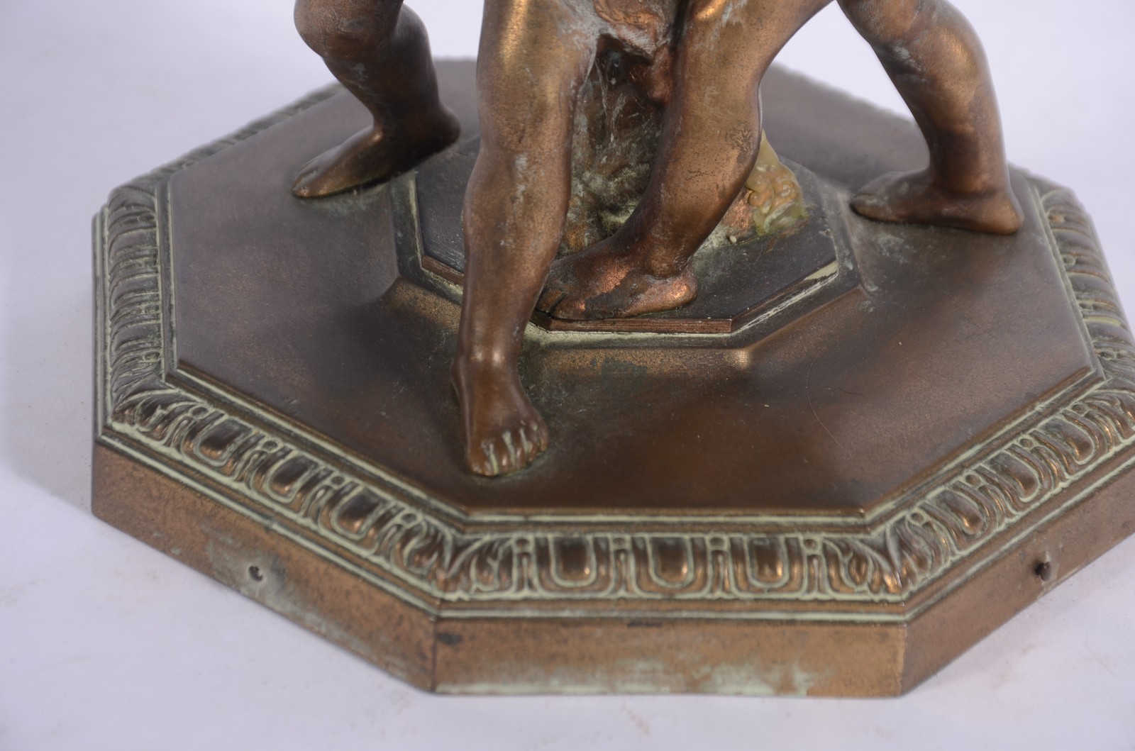 Centro de mesa/fruteira de bronze, base decorada com figuras de... - foto 4 de 7