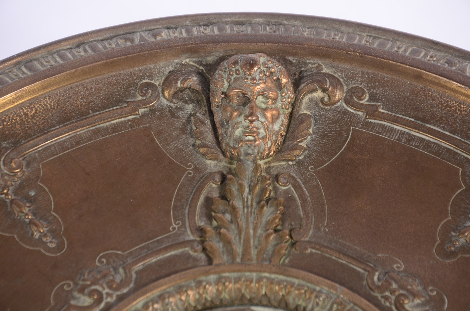 Centro de mesa/fruteira de bronze, base decorada com figuras de... - foto 5 de 7