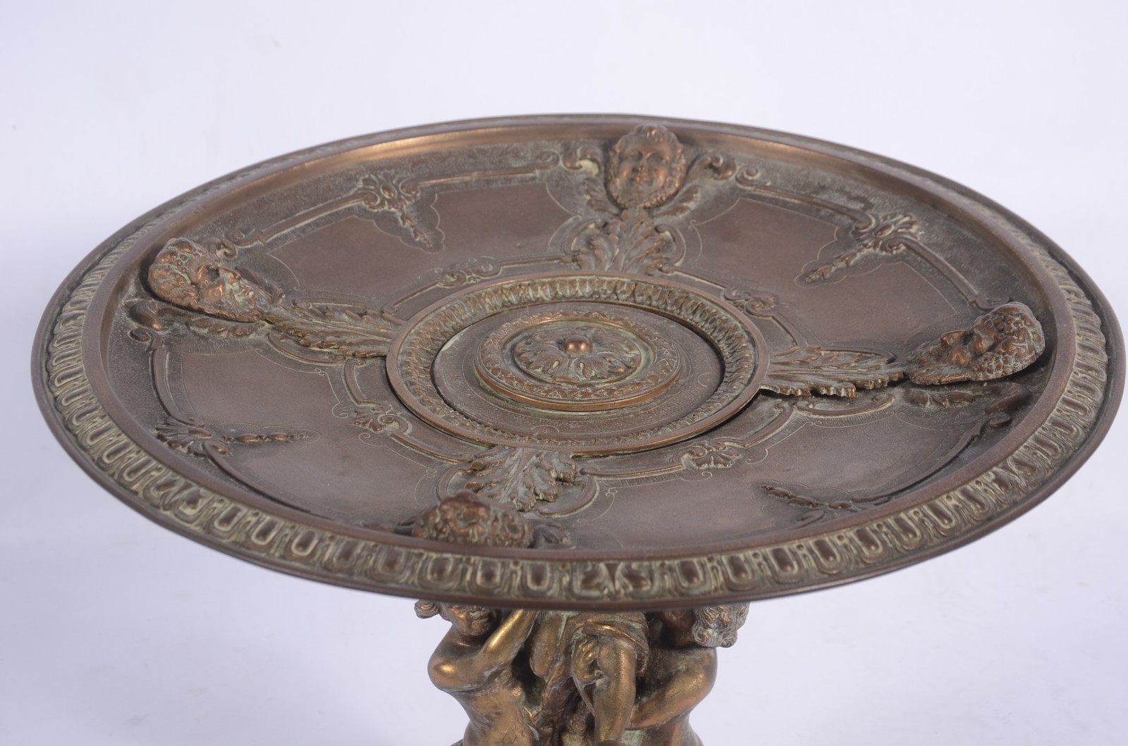 Centro de mesa/fruteira de bronze, base decorada com figuras de... - foto 6 de 7