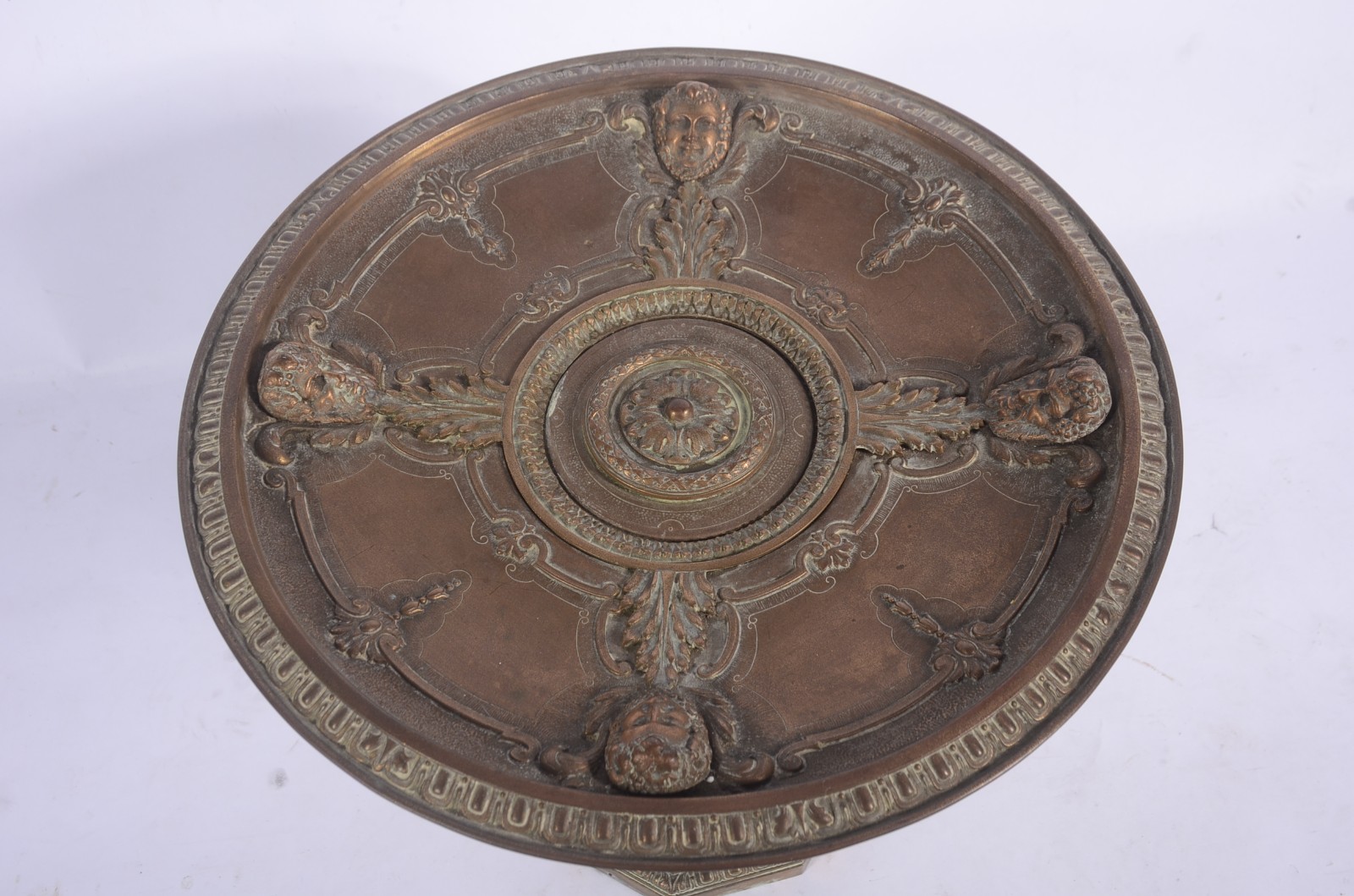 Centro de mesa/fruteira de bronze, base decorada com figuras de... - foto 7 de 7