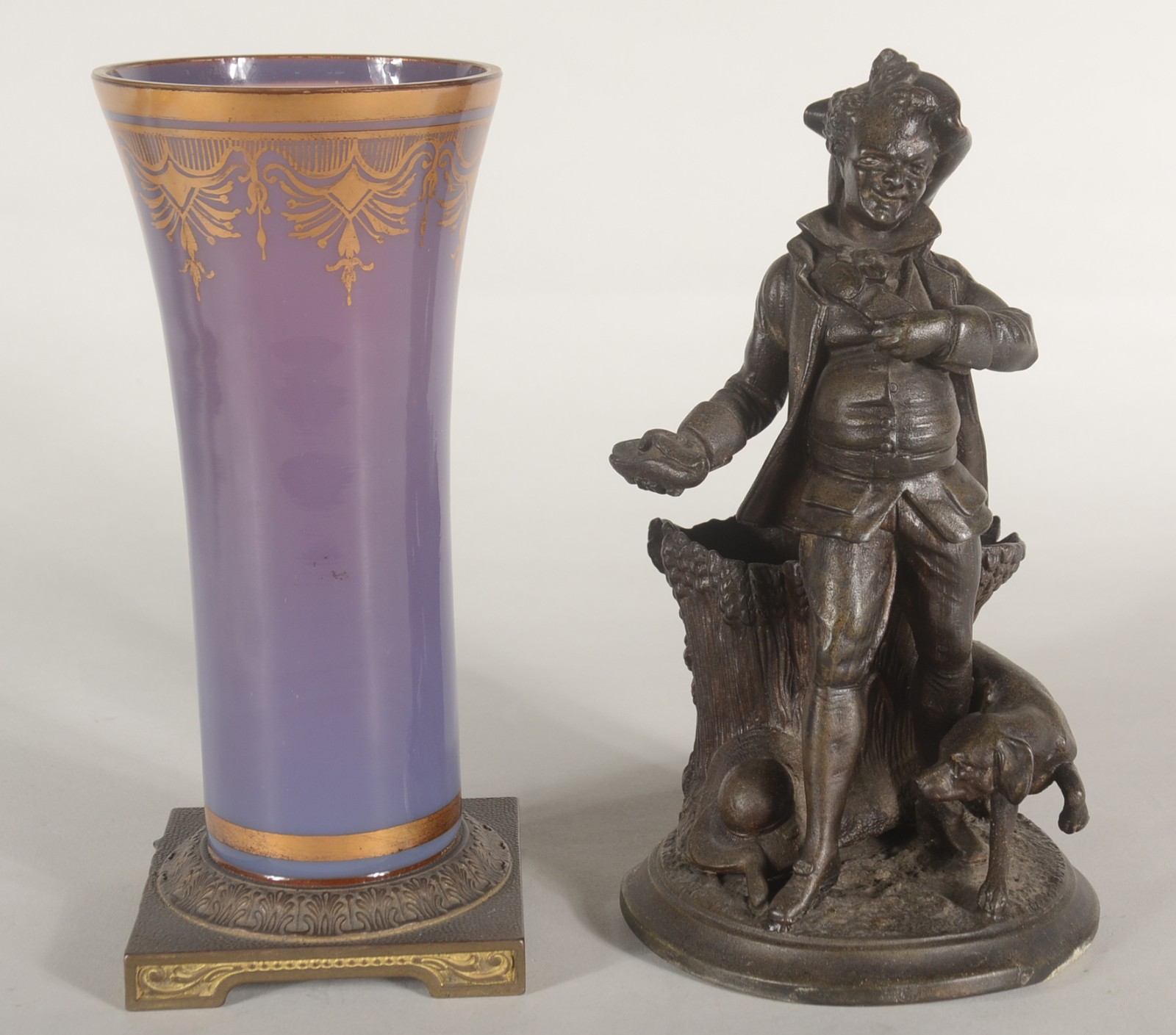 Duas peças, sendo: vaso de cristal opalinado lilás decorado com... - foto 1 de 10