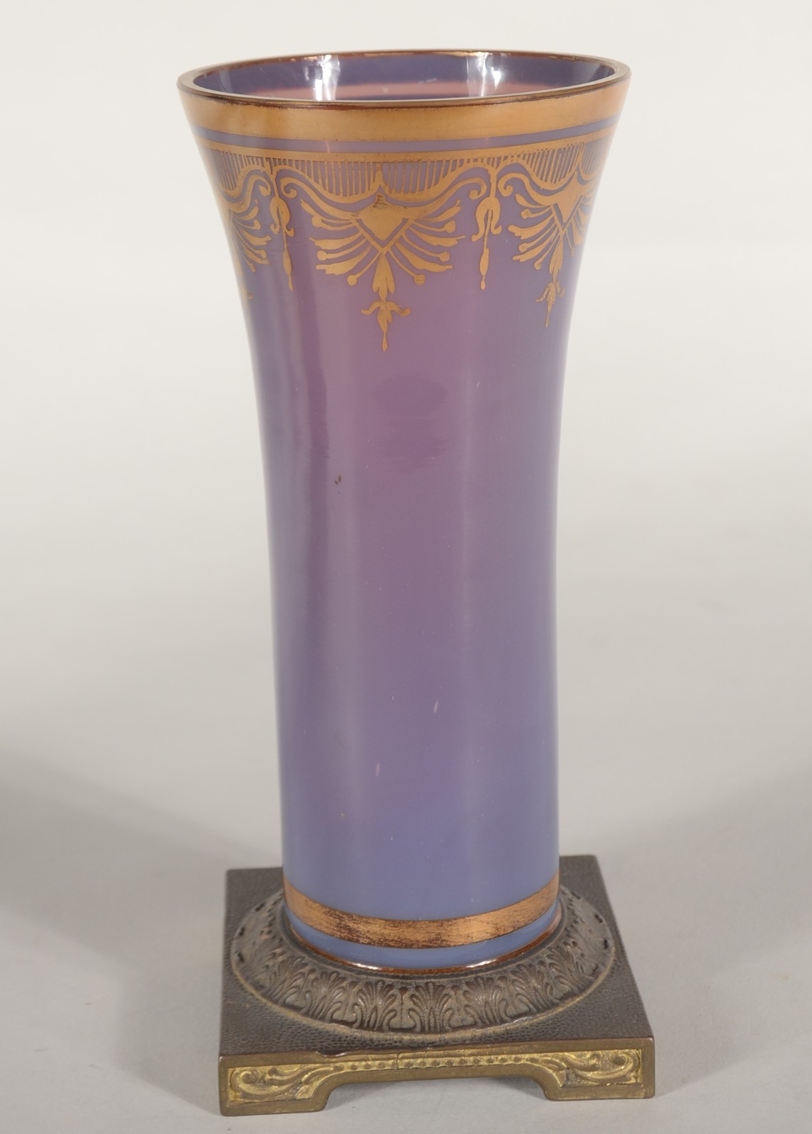 Duas peças, sendo: vaso de cristal opalinado lilás decorado com... - foto 3 de 10