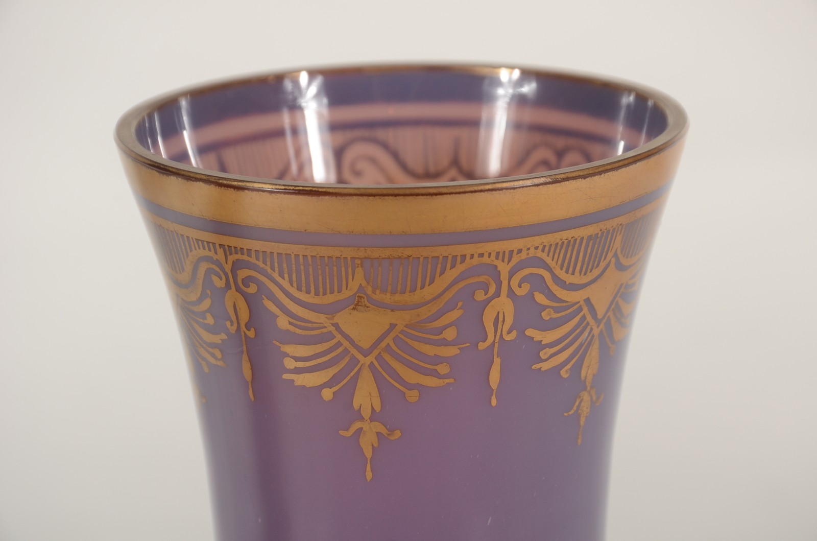 Duas peças, sendo: vaso de cristal opalinado lilás decorado com... - foto 5 de 10