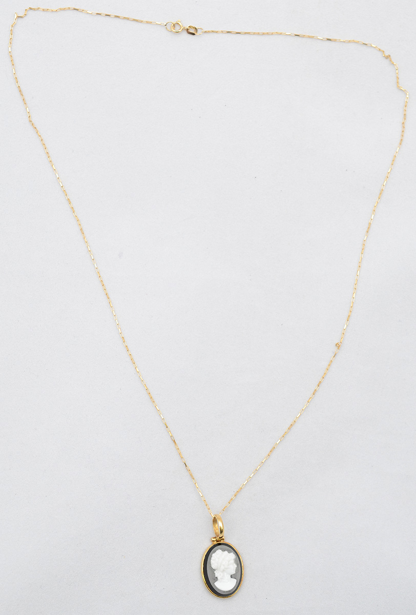 Delicado pendente, camafeu italiano (altura 3 cm), moldura e cordão... - foto 2 de 2