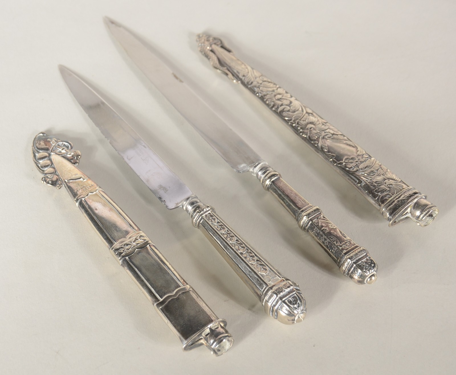 Duas facas com bainhas trabalhadas de metal prateado. - foto 4 de 11