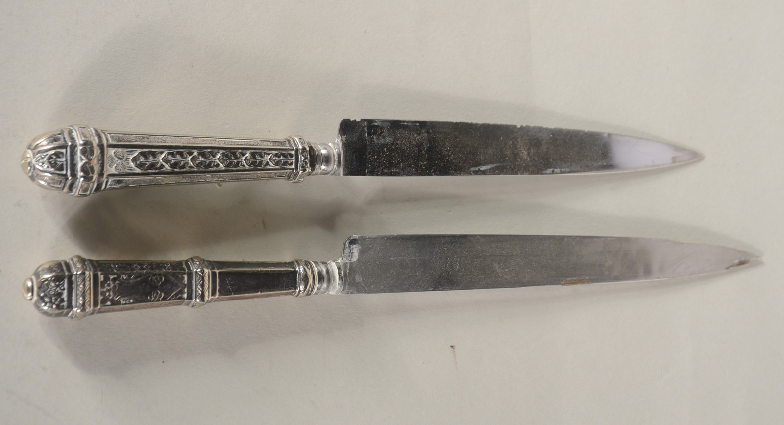 Duas facas com bainhas trabalhadas de metal prateado. - foto 6 de 11