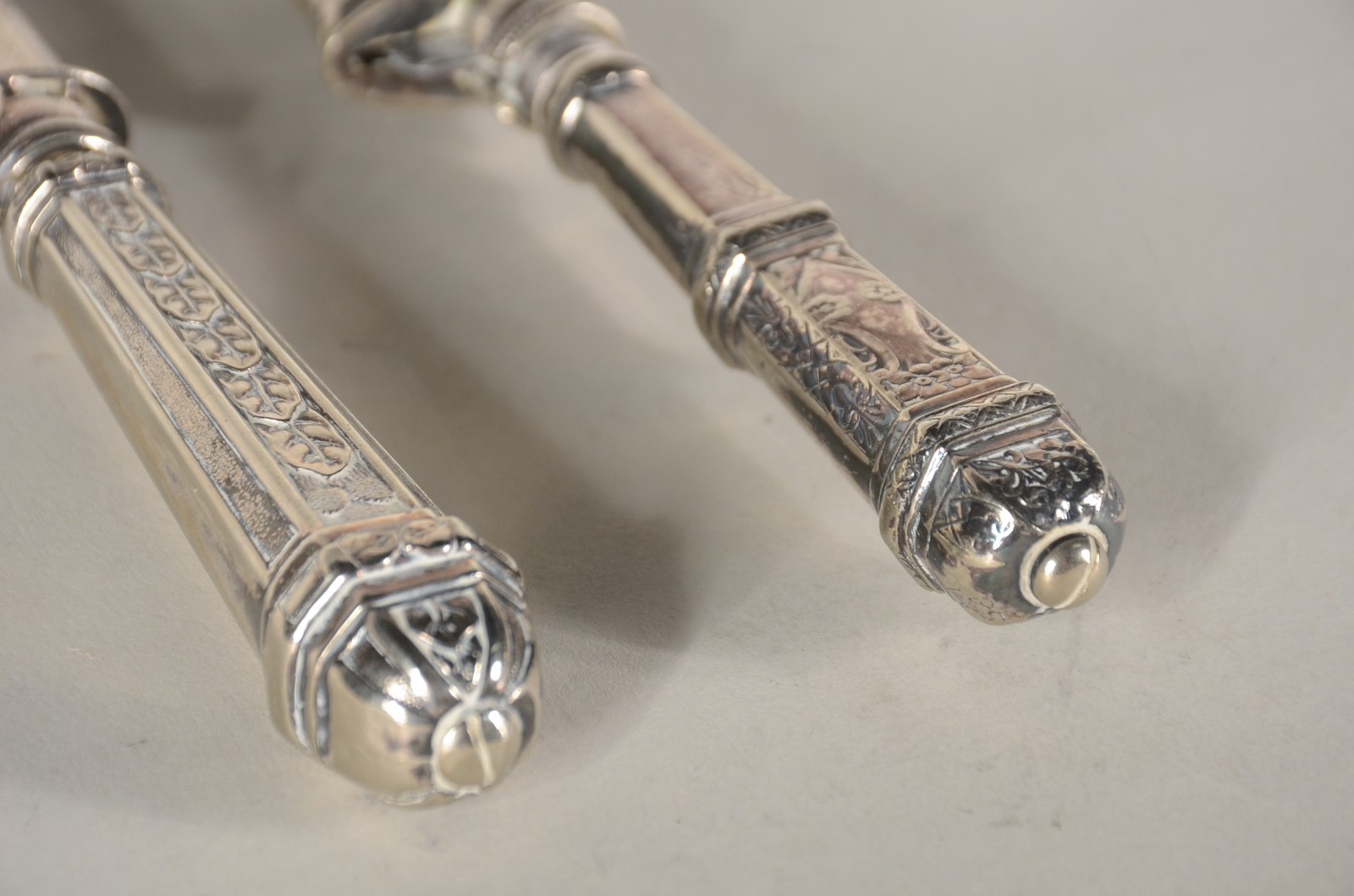 Duas facas com bainhas trabalhadas de metal prateado. - foto 8 de 11
