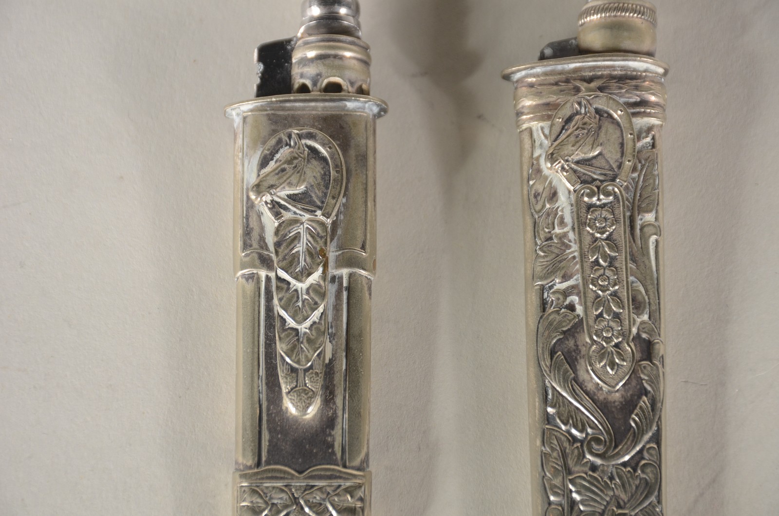 Duas facas com bainhas trabalhadas de metal prateado. - foto 10 de 11