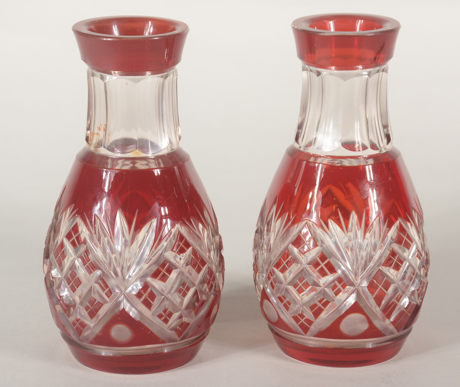 Par de vasos de cristal doublé rubi lapidado. Mínimos bicados. - foto 1 de 5
