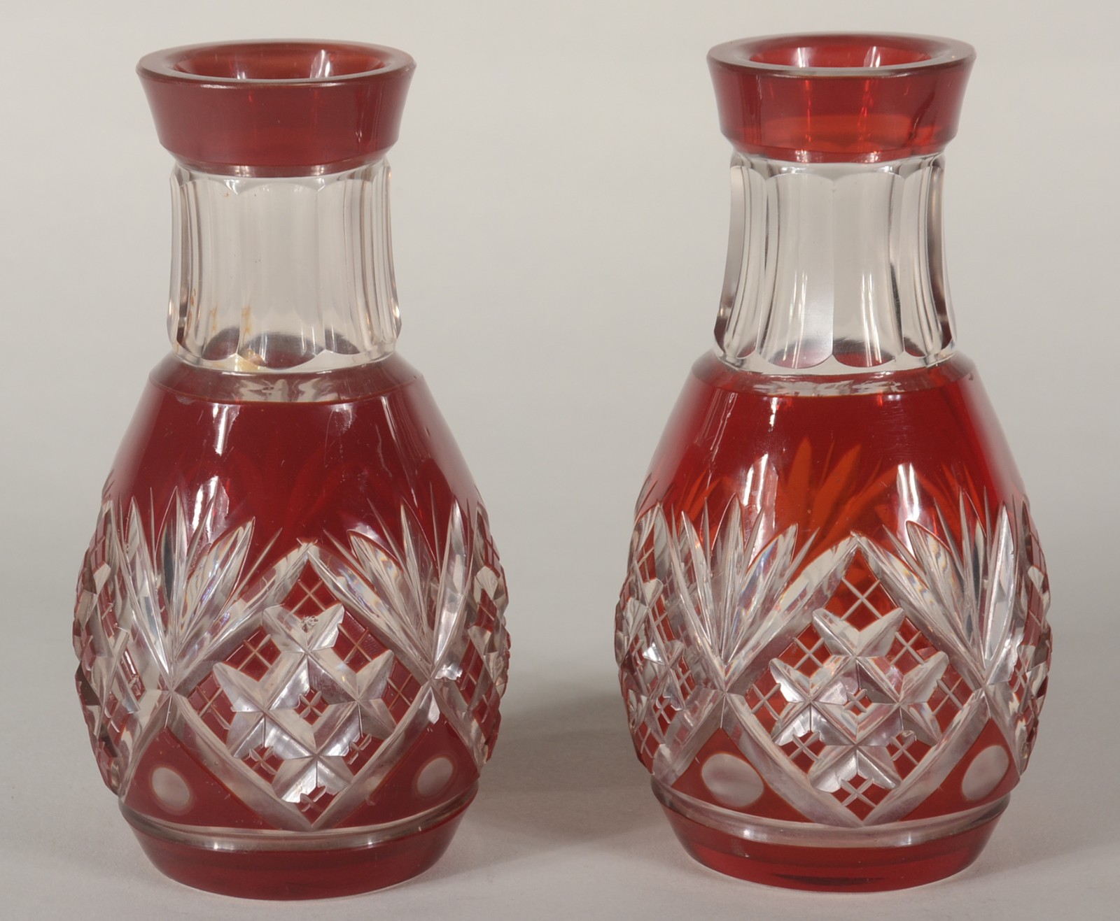 Par de vasos de cristal doublé rubi lapidado. Mínimos bicados. - foto 2 de 5