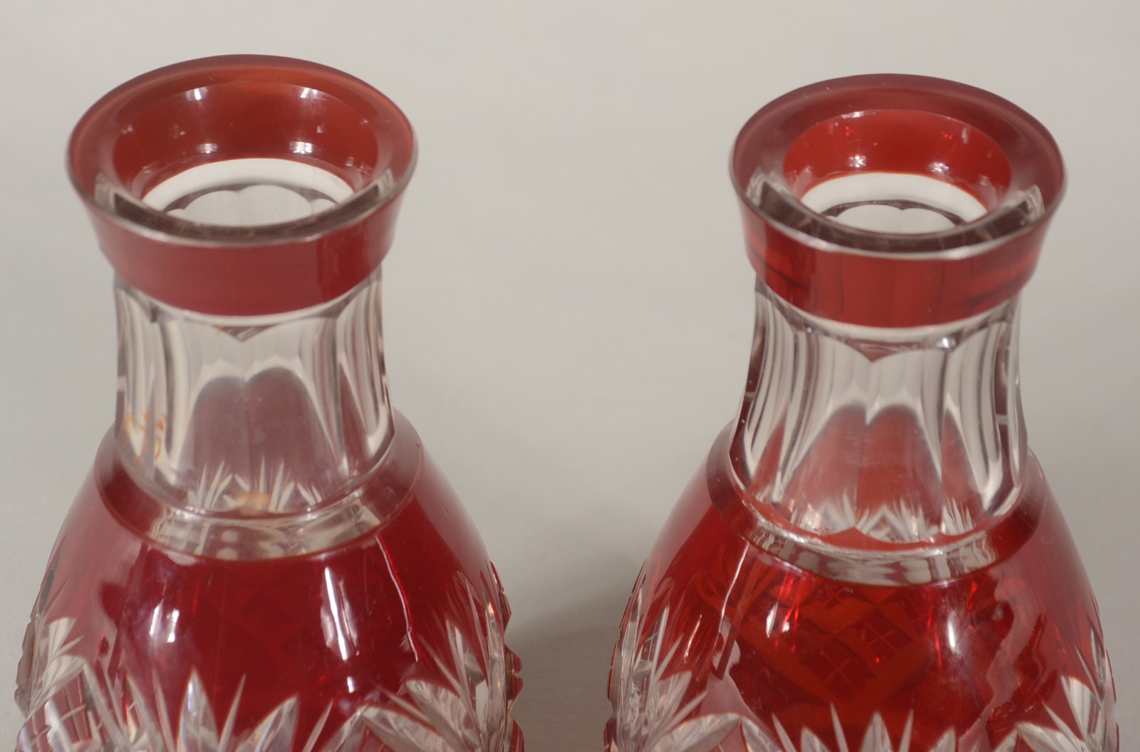 Par de vasos de cristal doublé rubi lapidado. Mínimos bicados. - foto 3 de 5