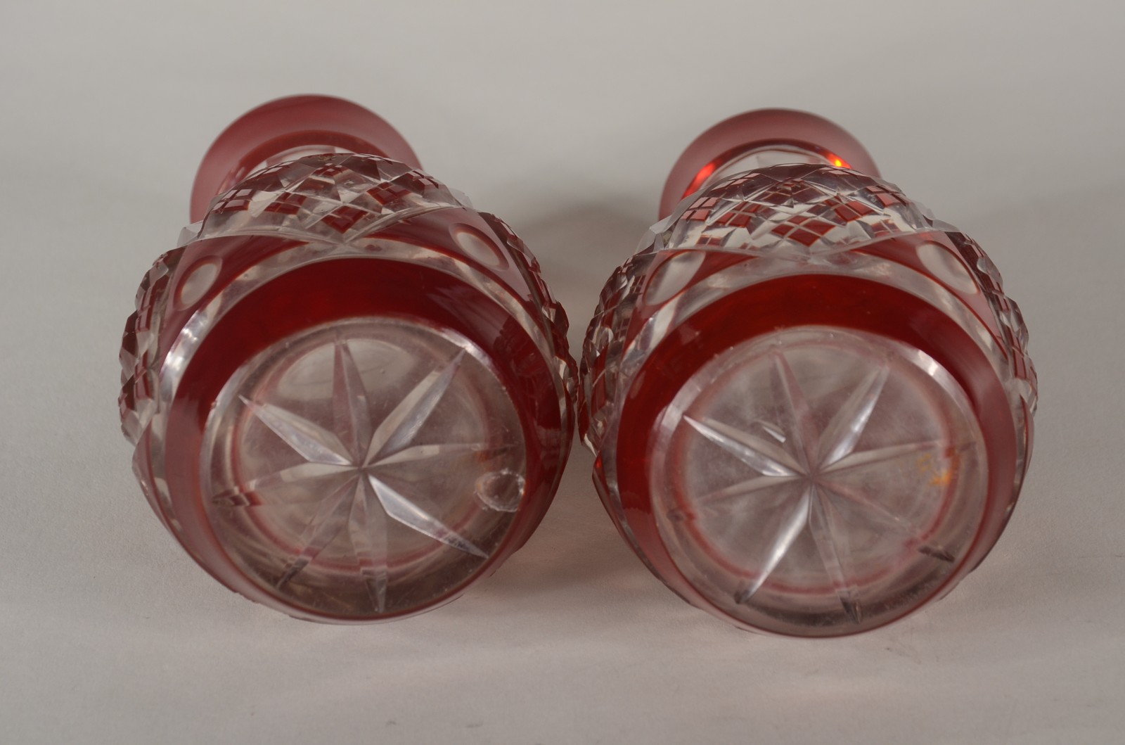 Par de vasos de cristal doublé rubi lapidado. Mínimos bicados. - foto 4 de 5