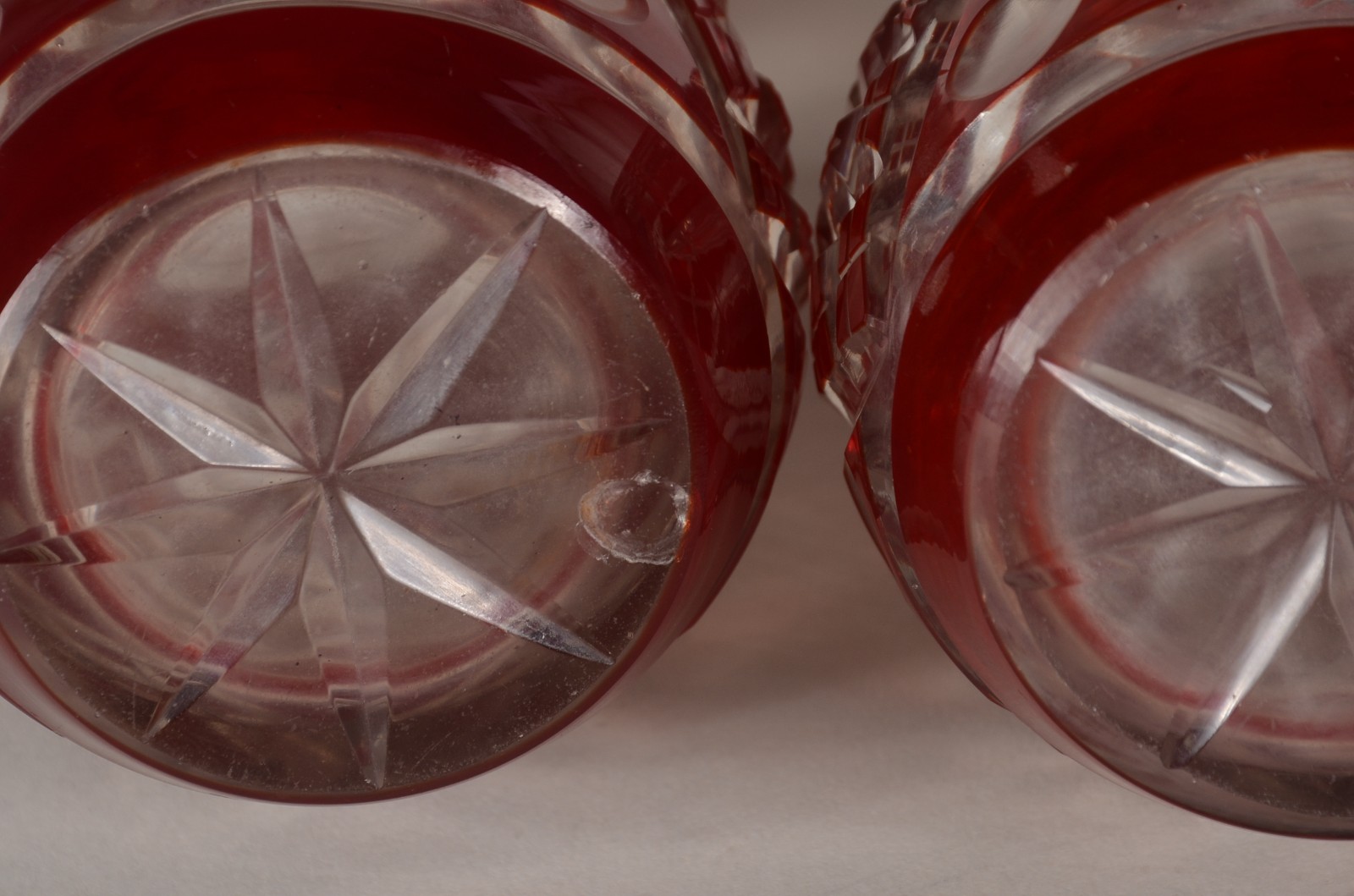 Par de vasos de cristal doublé rubi lapidado. Mínimos bicados. - foto 5 de 5