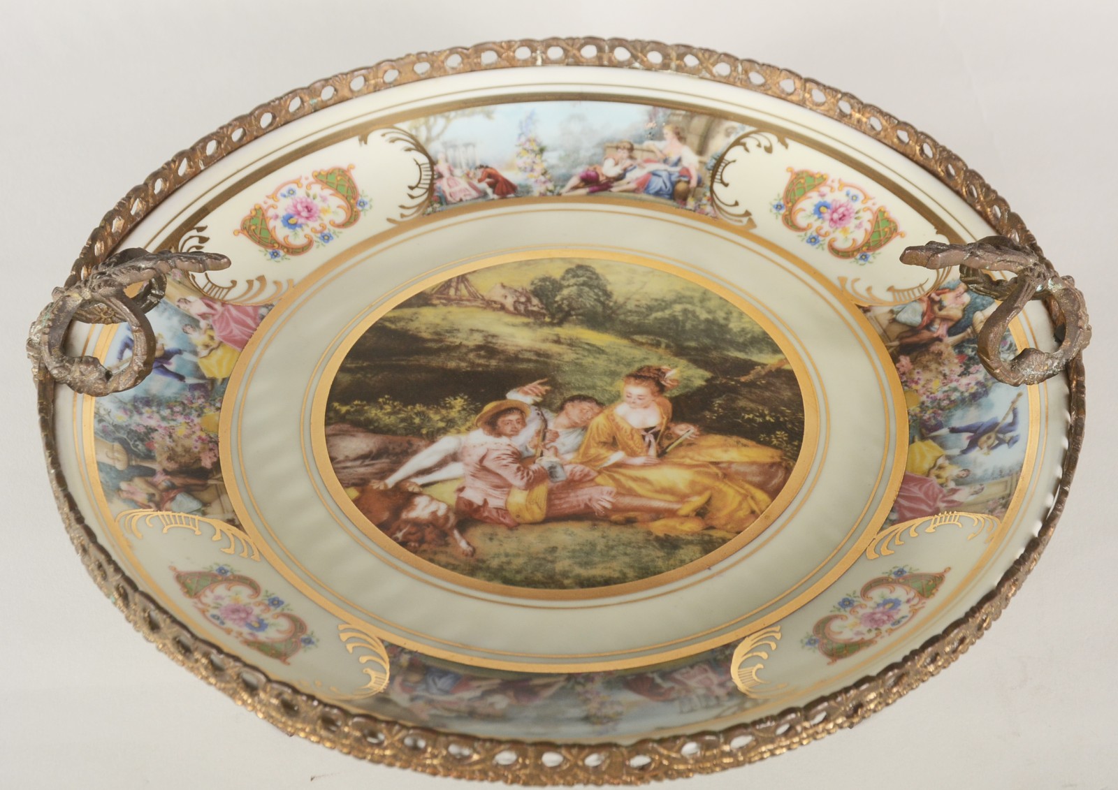 Fruteira de porcelana decorada com cenas românticas em policromia... - foto 2 de 9