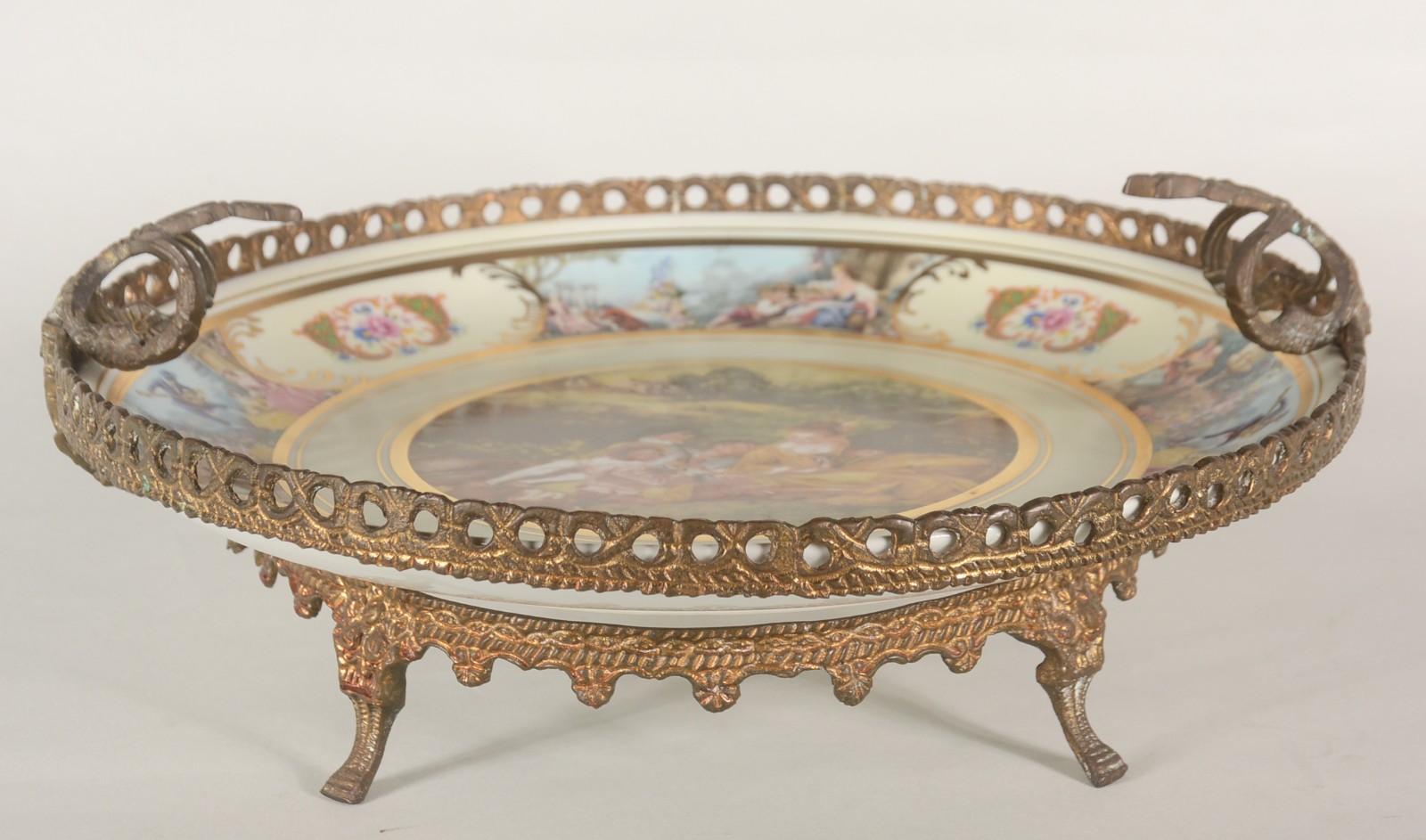 Fruteira de porcelana decorada com cenas românticas em policromia... - foto 1 de 9