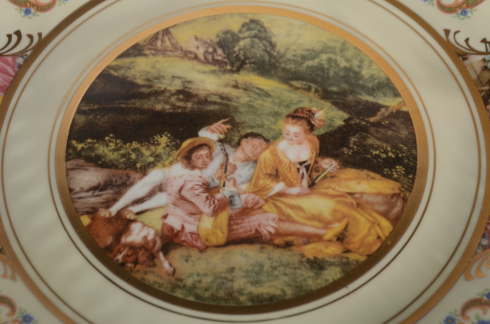 Fruteira de porcelana decorada com cenas românticas em policromia... - foto 4 de 9
